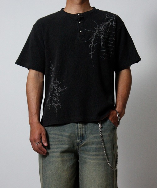 NYLAUS（ナイラス）の「【NYS】トライバルプリント ヴィンテージ ヘンリーネック ワッフルTシャツ 半袖 ショート丈（Tシャツ/カットソー・メンズ・ワインレッド/チャコール/アイボリー・L/M）」の22枚目の写真