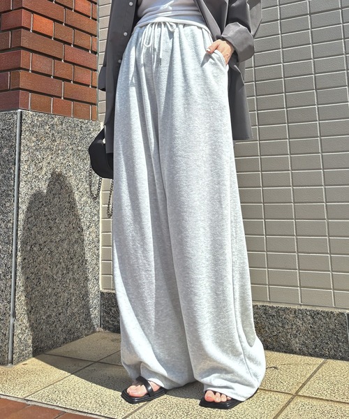ISOOK(アイスー)の「【ISOOK / アイスー】カラーソフトパンツ / イージーパンツ リラックスパンツ 総ゴム ウエストゴム パステル ペール 黄色 水色 ZOZOTOWN限定(スウェットパンツ・レディース・ブルー/ライトイエロー/ライトグレー/ピンク・FREE)」の2枚目の写真