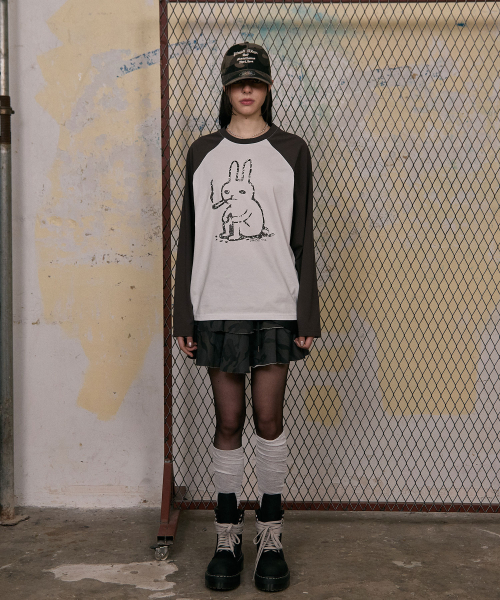 PIMADAZIWIN(ピマダジウィン)の「Dark Label Raglan T-shirt_2Color(Tシャツ/カットソー・レディース・ブラック×グレー/ホワイト×グレー・MEDIUM/LARGE)」の3枚目の写真