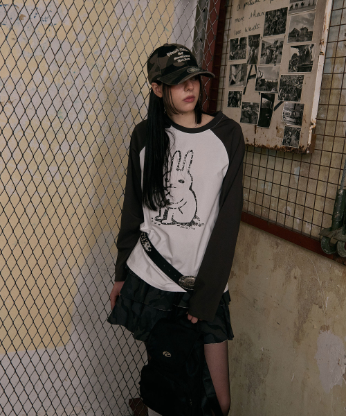 PIMADAZIWIN(ピマダジウィン)の「Dark Label Raglan T-shirt_2Color(Tシャツ/カットソー・レディース・ブラック×グレー/ホワイト×グレー・MEDIUM/LARGE)」の4枚目の写真