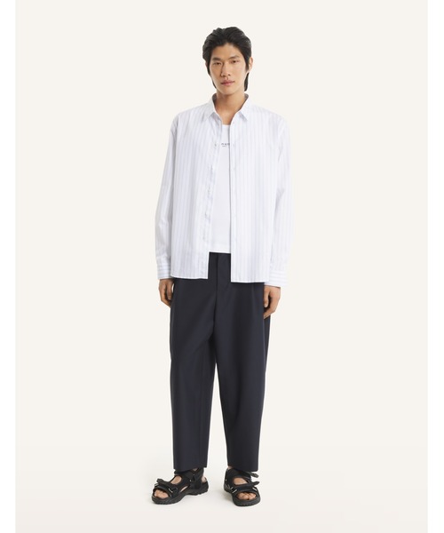Maison Kitsune（メゾンキツネ）の「CROPPED PLEATED PANTS（その他パンツ・メンズ・ネイビー・44/42/40/38/36）」の4枚目の写真