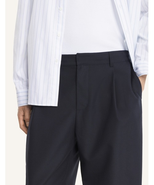 Maison Kitsune（メゾンキツネ）の「CROPPED PLEATED PANTS（その他パンツ・メンズ・ネイビー・44/42/40/38/36）」の7枚目の写真
