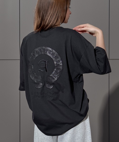 Candlestick(キャンドルスティック)の「ネオン タギング グラフィック ホースシュー ロゴ オーバーサイズ 半袖Tシャツ(Tシャツ/カットソー・レディース・ブラック/スミクロ/モカ/ネイビー/ブラック系1/ホワイト/ブラック系2・M/L/LL)」の4枚目の写真