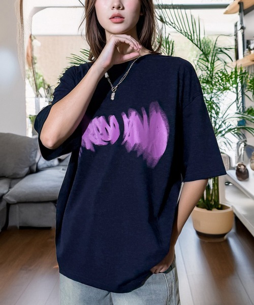 Candlestick(キャンドルスティック)の「ネオン タギング グラフィック ホースシュー ロゴ オーバーサイズ 半袖Tシャツ(Tシャツ/カットソー・レディース・ブラック/スミクロ/モカ/ネイビー/ブラック系1/ホワイト/ブラック系2・M/L/LL)」の7枚目の写真