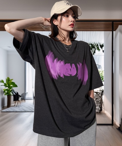 Candlestick(キャンドルスティック)の「ネオン タギング グラフィック ホースシュー ロゴ オーバーサイズ 半袖Tシャツ(Tシャツ/カットソー・レディース・ブラック/スミクロ/モカ/ネイビー/ブラック系1/ホワイト/ブラック系2・M/L/LL)」の3枚目の写真