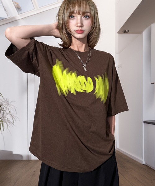 Candlestick(キャンドルスティック)の「ネオン タギング グラフィック ホースシュー ロゴ オーバーサイズ 半袖Tシャツ(Tシャツ/カットソー・レディース・ブラック/スミクロ/モカ/ネイビー/ブラック系1/ホワイト/ブラック系2・M/L/LL)」の6枚目の写真