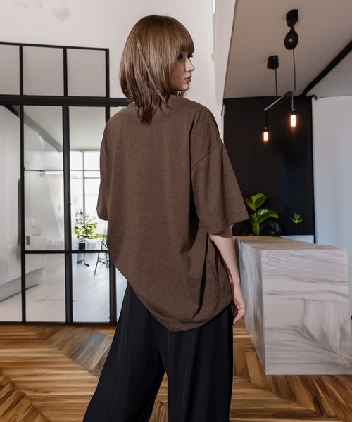 Candlestick(キャンドルスティック)の「ネオン タギング グラフィック ホースシュー ロゴ オーバーサイズ 半袖Tシャツ(Tシャツ/カットソー・レディース・ブラック/スミクロ/モカ/ネイビー/ブラック系1/ホワイト/ブラック系2・M/L/LL)」の17枚目の写真