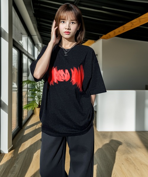 Candlestick(キャンドルスティック)の「ネオン タギング グラフィック ホースシュー ロゴ オーバーサイズ 半袖Tシャツ(Tシャツ/カットソー・レディース・ブラック/スミクロ/モカ/ネイビー/ブラック系1/ホワイト/ブラック系2・M/L/LL)」の8枚目の写真