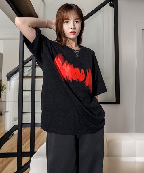 Candlestick(キャンドルスティック)の「ネオン タギング グラフィック ホースシュー ロゴ オーバーサイズ 半袖Tシャツ(Tシャツ/カットソー・レディース・ブラック/スミクロ/モカ/ネイビー/ブラック系1/ホワイト/ブラック系2・M/L/LL)」の9枚目の写真