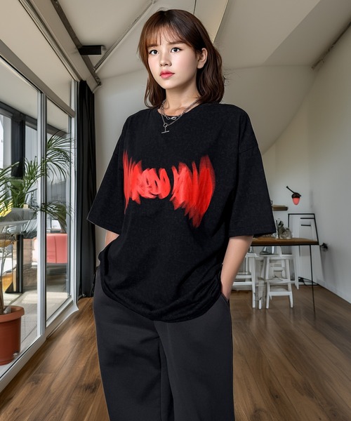Candlestick(キャンドルスティック)の「ネオン タギング グラフィック ホースシュー ロゴ オーバーサイズ 半袖Tシャツ(Tシャツ/カットソー・レディース・ブラック/スミクロ/モカ/ネイビー/ブラック系1/ホワイト/ブラック系2・M/L/LL)」の10枚目の写真