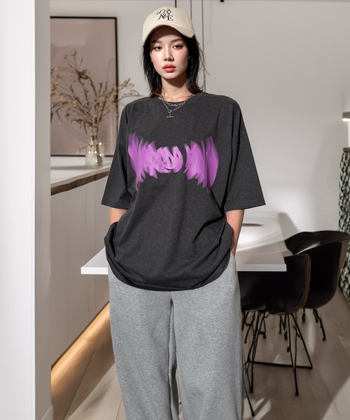 Candlestick(キャンドルスティック)の「ネオン タギング グラフィック ホースシュー ロゴ オーバーサイズ 半袖Tシャツ(Tシャツ/カットソー・レディース・ブラック/スミクロ/モカ/ネイビー/ブラック系1/ホワイト/ブラック系2・M/L/LL)」の11枚目の写真