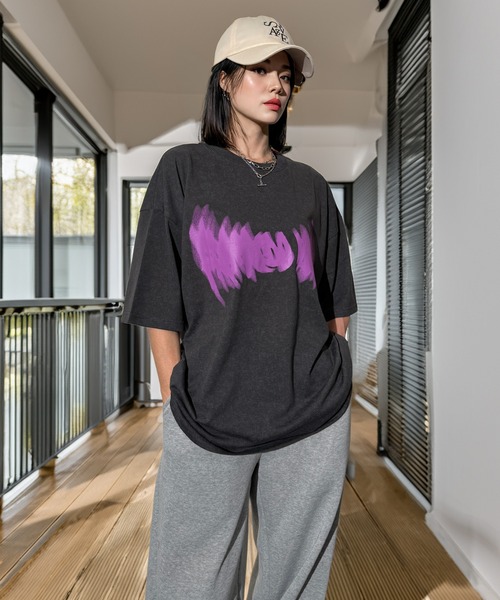 Candlestick(キャンドルスティック)の「ネオン タギング グラフィック ホースシュー ロゴ オーバーサイズ 半袖Tシャツ(Tシャツ/カットソー・レディース・ブラック/スミクロ/モカ/ネイビー/ブラック系1/ホワイト/ブラック系2・M/L/LL)」の12枚目の写真