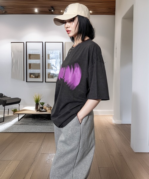 Candlestick(キャンドルスティック)の「ネオン タギング グラフィック ホースシュー ロゴ オーバーサイズ 半袖Tシャツ(Tシャツ/カットソー・レディース・ブラック/スミクロ/モカ/ネイビー/ブラック系1/ホワイト/ブラック系2・M/L/LL)」の13枚目の写真