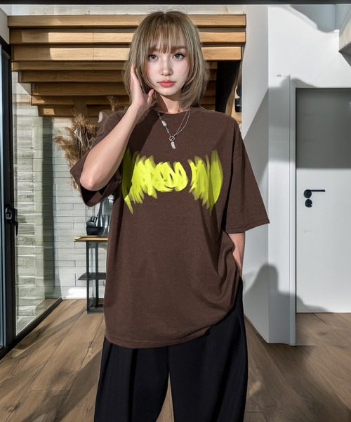 Candlestick(キャンドルスティック)の「ネオン タギング グラフィック ホースシュー ロゴ オーバーサイズ 半袖Tシャツ(Tシャツ/カットソー・レディース・ブラック/スミクロ/モカ/ネイビー/ブラック系1/ホワイト/ブラック系2・M/L/LL)」の14枚目の写真