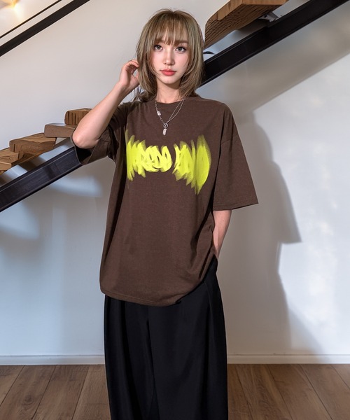 Candlestick(キャンドルスティック)の「ネオン タギング グラフィック ホースシュー ロゴ オーバーサイズ 半袖Tシャツ(Tシャツ/カットソー・レディース・ブラック/スミクロ/モカ/ネイビー/ブラック系1/ホワイト/ブラック系2・M/L/LL)」の15枚目の写真