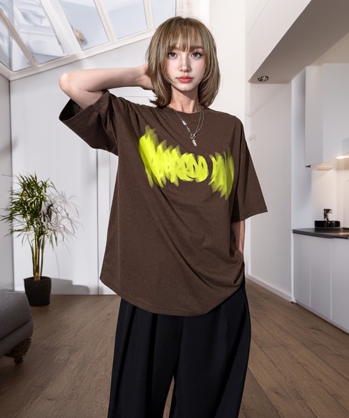 Candlestick(キャンドルスティック)の「ネオン タギング グラフィック ホースシュー ロゴ オーバーサイズ 半袖Tシャツ(Tシャツ/カットソー・レディース・ブラック/スミクロ/モカ/ネイビー/ブラック系1/ホワイト/ブラック系2・M/L/LL)」の16枚目の写真