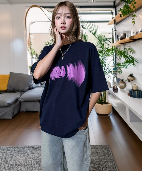 Candlestick(キャンドルスティック)の「ネオン タギング グラフィック ホースシュー ロゴ オーバーサイズ 半袖Tシャツ(Tシャツ/カットソー・レディース・ブラック/スミクロ/モカ/ネイビー/ブラック系1/ホワイト/ブラック系2・M/L/LL)」の18枚目の写真