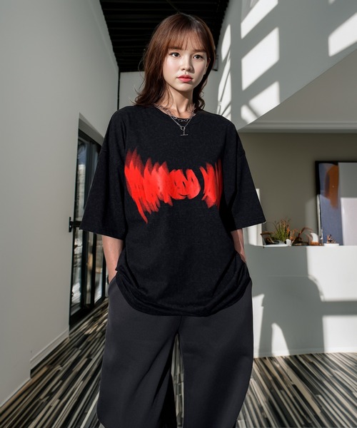 Candlestick(キャンドルスティック)の「ネオン タギング グラフィック ホースシュー ロゴ オーバーサイズ 半袖Tシャツ(Tシャツ/カットソー・レディース・ブラック/スミクロ/モカ/ネイビー/ブラック系1/ホワイト/ブラック系2・M/L/LL)」の19枚目の写真
