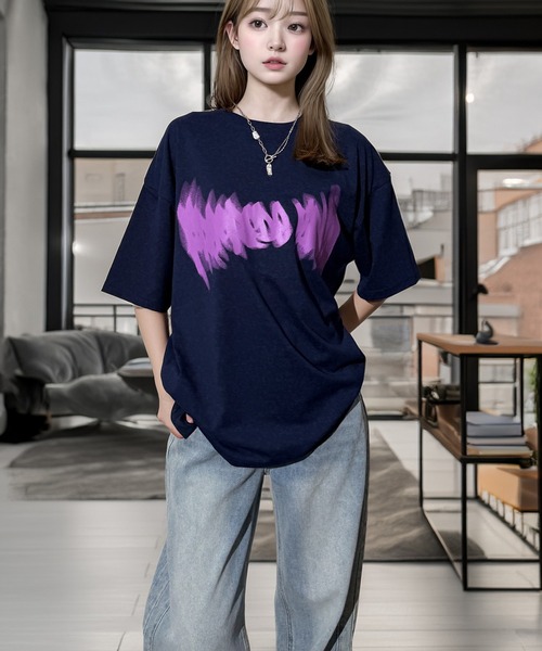 Candlestick(キャンドルスティック)の「ネオン タギング グラフィック ホースシュー ロゴ オーバーサイズ 半袖Tシャツ(Tシャツ/カットソー・レディース・ブラック/スミクロ/モカ/ネイビー/ブラック系1/ホワイト/ブラック系2・M/L/LL)」の21枚目の写真