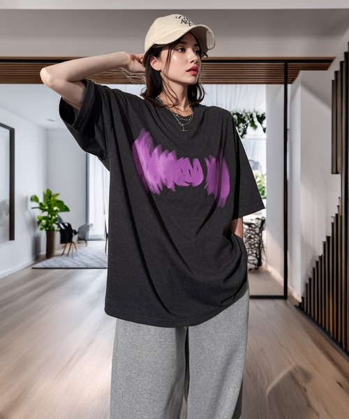 Candlestick(キャンドルスティック)の「ネオン タギング グラフィック ホースシュー ロゴ オーバーサイズ 半袖Tシャツ(Tシャツ/カットソー・レディース・ブラック/スミクロ/モカ/ネイビー/ブラック系1/ホワイト/ブラック系2・M/L/LL)」の20枚目の写真