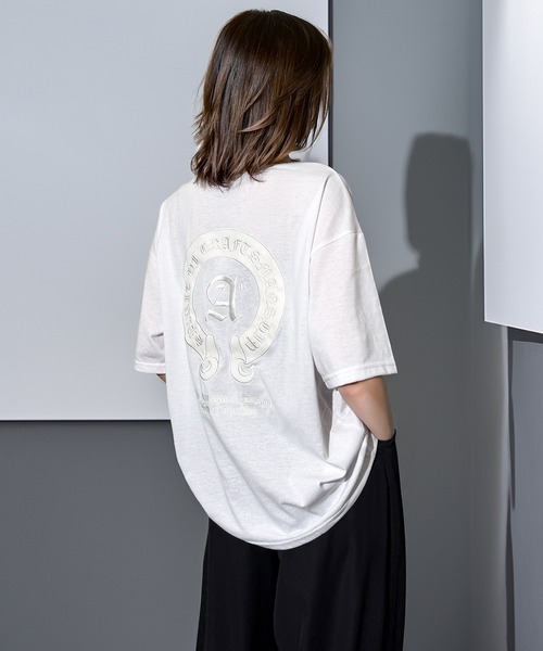Candlestick(キャンドルスティック)の「ネオン タギング グラフィック ホースシュー ロゴ オーバーサイズ 半袖Tシャツ(Tシャツ/カットソー・レディース・ブラック/スミクロ/モカ/ネイビー/ブラック系1/ホワイト/ブラック系2・M/L/LL)」の22枚目の写真