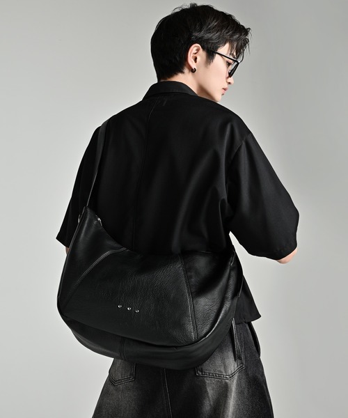ADRER(アドラー)の「Half Moon 3D Shoulder Bag / ハーフムーン 3D ショルダーバッグ(ショルダーバッグ・メンズ・ブラック・FREE)」の8枚目の写真