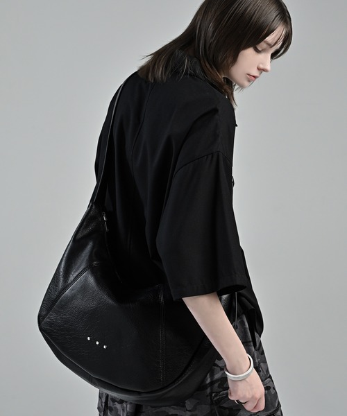 ADRER(アドラー)の「Half Moon 3D Shoulder Bag / ハーフムーン 3D ショルダーバッグ(ショルダーバッグ・メンズ・ブラック・FREE)」の2枚目の写真