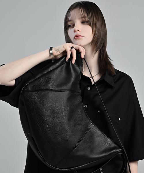 ADRER(アドラー)の「Half Moon 3D Shoulder Bag / ハーフムーン 3D ショルダーバッグ(ショルダーバッグ・メンズ・ブラック・FREE)」の5枚目の写真