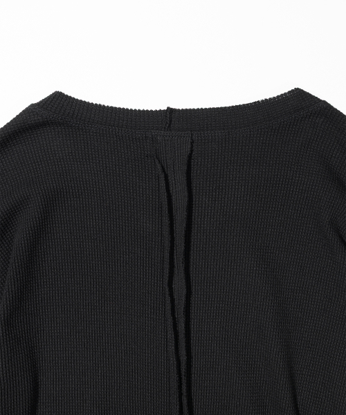 MASSNOUN(マスノウン)の「ワッフルカットディバイドボートネックロングスリーブMSSLS002-BK(Tシャツ/カットソー・レディース・その他・MEDIUM/LARGE)」の5枚目の写真
