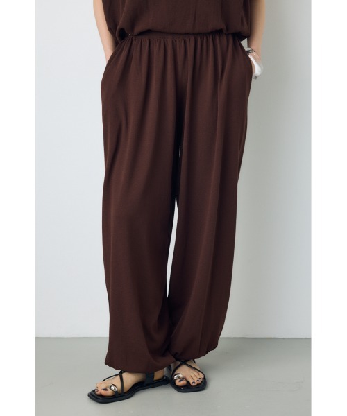 AZUL by moussy(アズールバイマウジー)の「【身長/骨格別着用画像あり】【セットアップ対応】ニットリラックスバルーンパンツ 春服 夏服 秋服 ルーズ サマーニット(スラックス・レディース・ブラウン/ブラック・SMALL/MEDIUM)」の1枚目の写真
