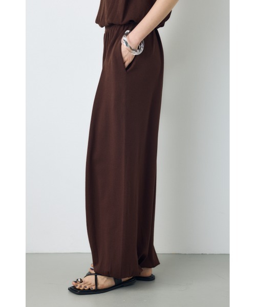 AZUL by moussy(アズールバイマウジー)の「【身長/骨格別着用画像あり】【セットアップ対応】ニットリラックスバルーンパンツ 春服 夏服 秋服 ルーズ サマーニット(スラックス・レディース・ブラウン/ブラック・SMALL/MEDIUM)」の10枚目の写真