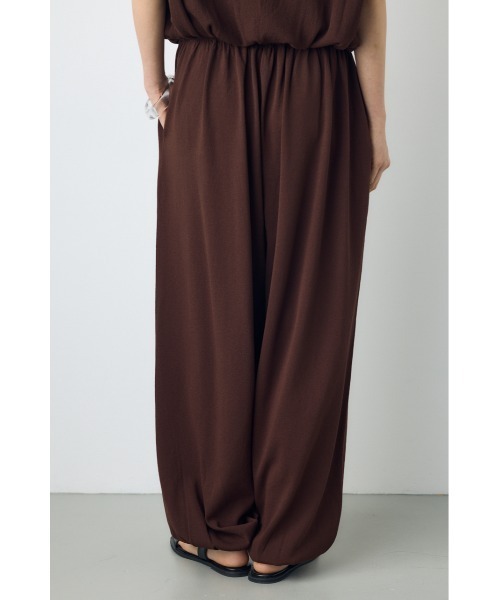 AZUL by moussy(アズールバイマウジー)の「【身長/骨格別着用画像あり】【セットアップ対応】ニットリラックスバルーンパンツ 春服 夏服 秋服 ルーズ サマーニット(スラックス・レディース・ブラウン/ブラック・SMALL/MEDIUM)」の11枚目の写真
