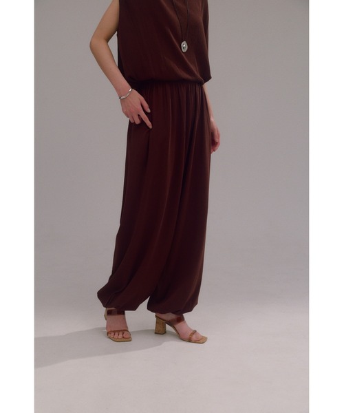 AZUL by moussy(アズールバイマウジー)の「【身長/骨格別着用画像あり】【セットアップ対応】ニットリラックスバルーンパンツ 春服 夏服 秋服 ルーズ サマーニット(スラックス・レディース・ブラウン/ブラック・SMALL/MEDIUM)」の17枚目の写真