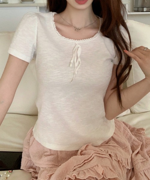 AMAJI(アマジ)の「スクエアネック リボン付き 半袖Tシャツ(Tシャツ/カットソー・レディース・ブラック/ホワイト・SMALL/MEDIUM/LARGE)」の2枚目の写真