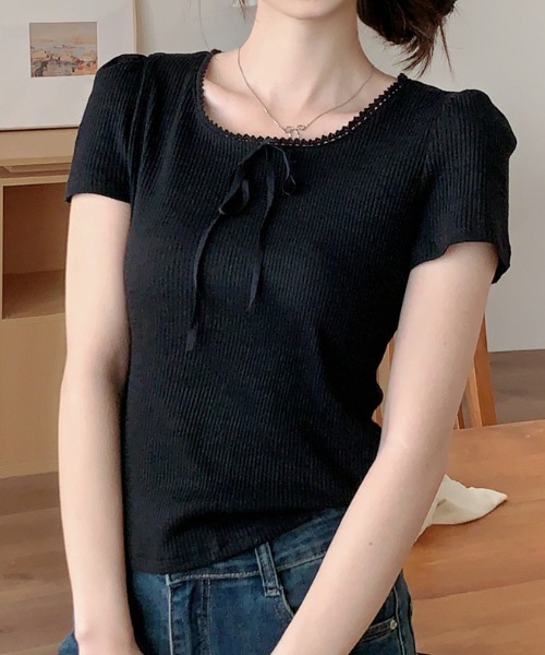 AMAJI(アマジ)の「スクエアネック リボン付き 半袖Tシャツ(Tシャツ/カットソー・レディース・ブラック/ホワイト・SMALL/MEDIUM/LARGE)」の1枚目の写真