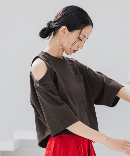 HEREIAM(ヘレイアム)の「【HEREIAM】オープンショルダープルオーバー(Tシャツ/カットソー・レディース・ホワイト/ダークブラウン/ブラック・FREE)」の1枚目の写真