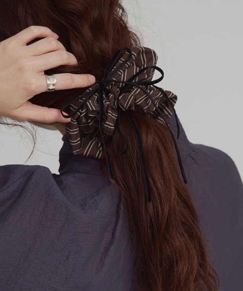 W:Huku(フーク)の「【W:Huku / ブロードストライプ】リボン シュシュ / Broad Stripe Ribbon Scrunchie(シュシュ・レディース・ブラック/ブルー/ブラウン/ベージュ・FREE)」の2枚目の写真