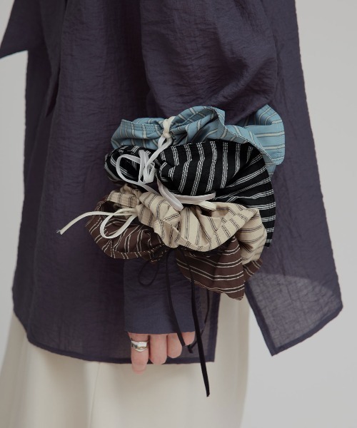 W:Huku(フーク)の「【W:Huku / ブロードストライプ】リボン シュシュ / Broad Stripe Ribbon Scrunchie(シュシュ・レディース・ブラック/ブルー/ブラウン/ベージュ・FREE)」の4枚目の写真