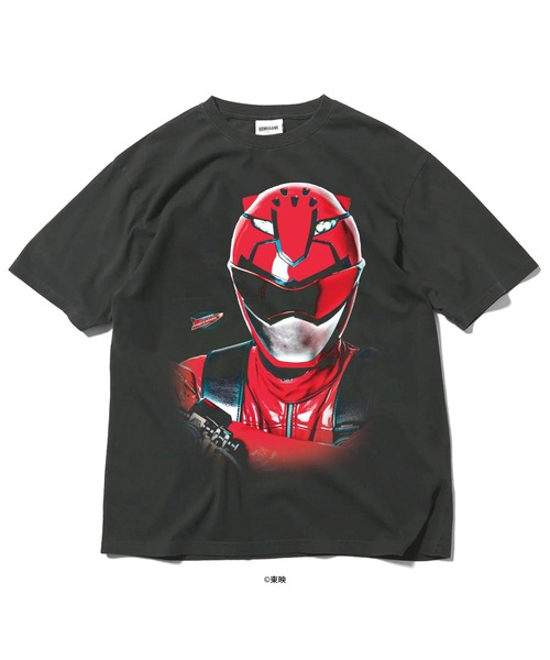 HOMEGAME(ホームゲーム)の「HG250183 スーパー戦隊 × ホームゲーム 【HOMEGAME】 - 半袖Tシャツ 2012 レッドバスター TEE(Tシャツ/カットソー・メンズ・スミクロ・XX-LARGE/X-LARGE/LARGE/MEDIUM)」の1枚目の写真