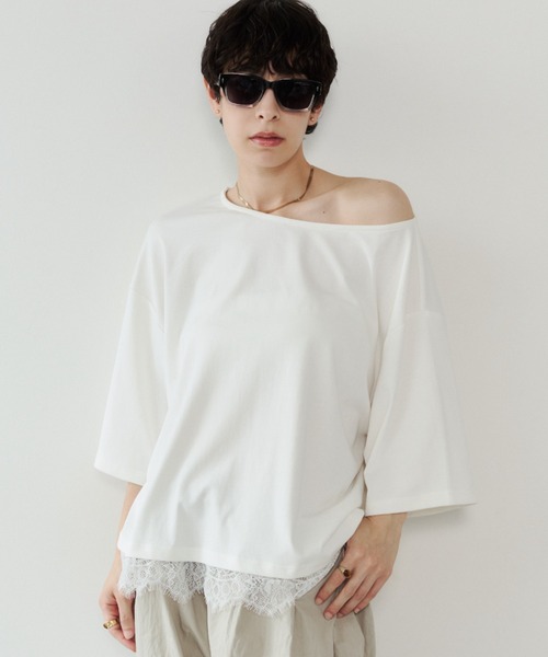 VION(ヴィオン)の「レースヘムワンショルダーティー / Lace Hem One Shoulder TEE(Tシャツ/カットソー・レディース・ブラック/ホワイト・FREE)」の2枚目の写真
