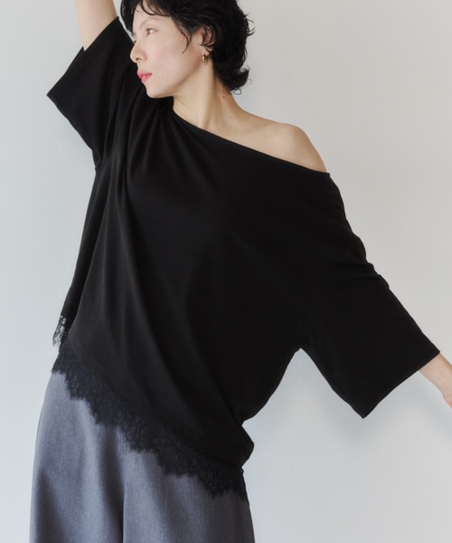 VION(ヴィオン)の「レースヘムワンショルダーティー / Lace Hem One Shoulder TEE(Tシャツ/カットソー・レディース・ブラック/ホワイト・FREE)」の1枚目の写真