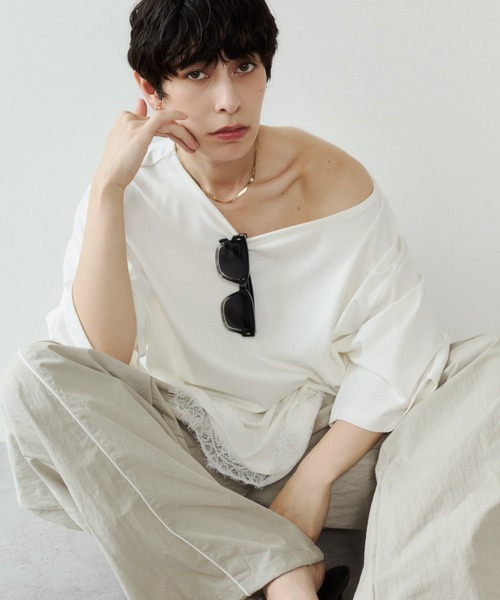 VION(ヴィオン)の「レースヘムワンショルダーティー / Lace Hem One Shoulder TEE(Tシャツ/カットソー・レディース・ブラック/ホワイト・FREE)」の4枚目の写真