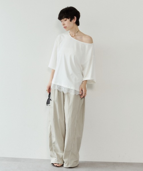 VION(ヴィオン)の「レースヘムワンショルダーティー / Lace Hem One Shoulder TEE(Tシャツ/カットソー・レディース・ブラック/ホワイト・FREE)」の5枚目の写真