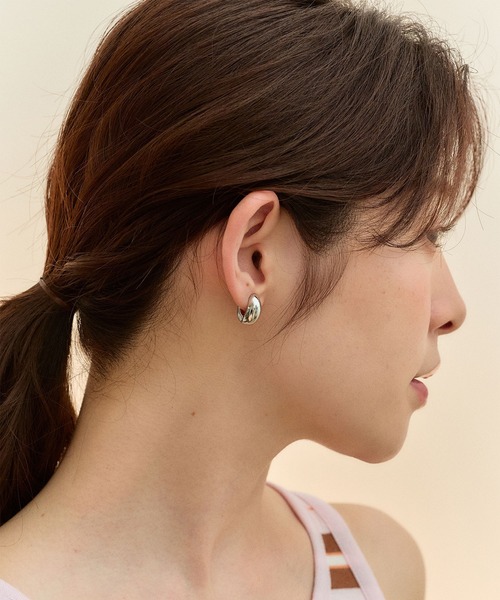 Jolie Toujours（ジョリトゥジュール）の「【汗や水に強い】〈ステンレス〉プランプフープイヤリング（イヤリング・レディース・ゴールド/シルバー・FREE）」の7枚目の写真