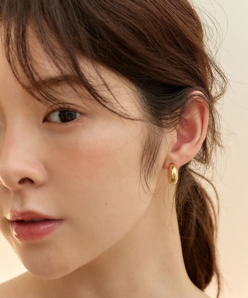 Jolie Toujours（ジョリトゥジュール）の「【汗や水に強い】〈ステンレス〉プランプフープイヤリング（イヤリング・レディース・ゴールド/シルバー・FREE）」の5枚目の写真