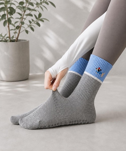 VIBGYOR（ヴィブジョー）の「LESRIRE/ 犬刺繍ミドル丈バイカラー滑り止め付きヨガピラティスソックス L9401（ソックス/靴下・レディース・グレー/ホワイト/ブラウン/ブルー・FREE）」の2枚目の写真