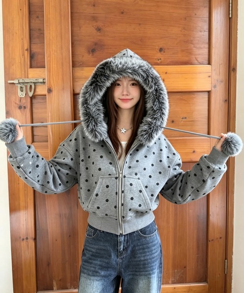 GEMEDA（ジェメダ）の「ドット柄エコファーフード付きニットパーカー（ニット/セーター・レディース・グレー/ブラック・M）」の6枚目の写真