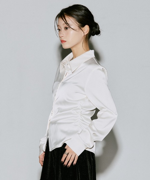 PAGEBOY(ページボーイ)の「サイドギャザーコンパクトシャツ(シャツ/ブラウス・レディース・ブラック/オフホワイト・FREE)」の5枚目の写真