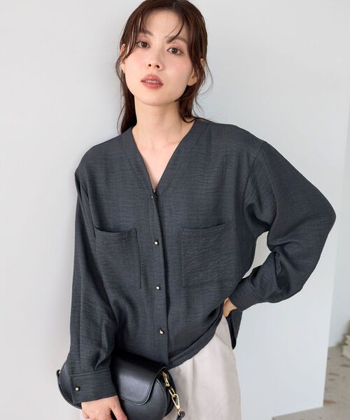le.coeur blanc(ルクールブラン)の「ウールタッチノーカラードロストブラウス(シャツ/ブラウス・レディース・オフホワイト/グレー/ブラウン・38)」の2枚目の写真