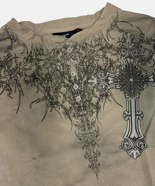 BADBLOOD(バッドブラッド)の「T.M.V. RELIC CROSS ワークショップ ヘンリーネック長袖 - カーキ(Tシャツ/カットソー・レディース・その他・SMALL/MEDIUM/LARGE)」の3枚目の写真